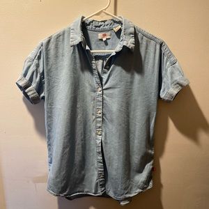 *3 for $20 Levi’s Short Sleeve Chambray Top